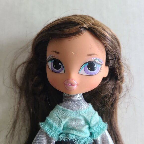 MGA 2007 Bratz Kidz Dana Winter Vacation Doll w/ Original Outfit & Boots - Picture 2 of 4